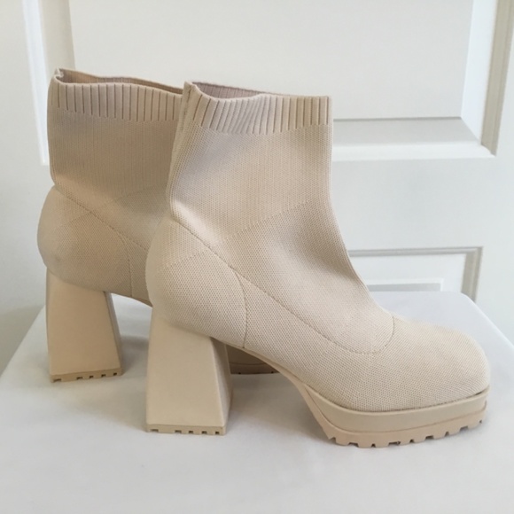 Elegant Beige Ankle Boots - Picture 6 of 7
